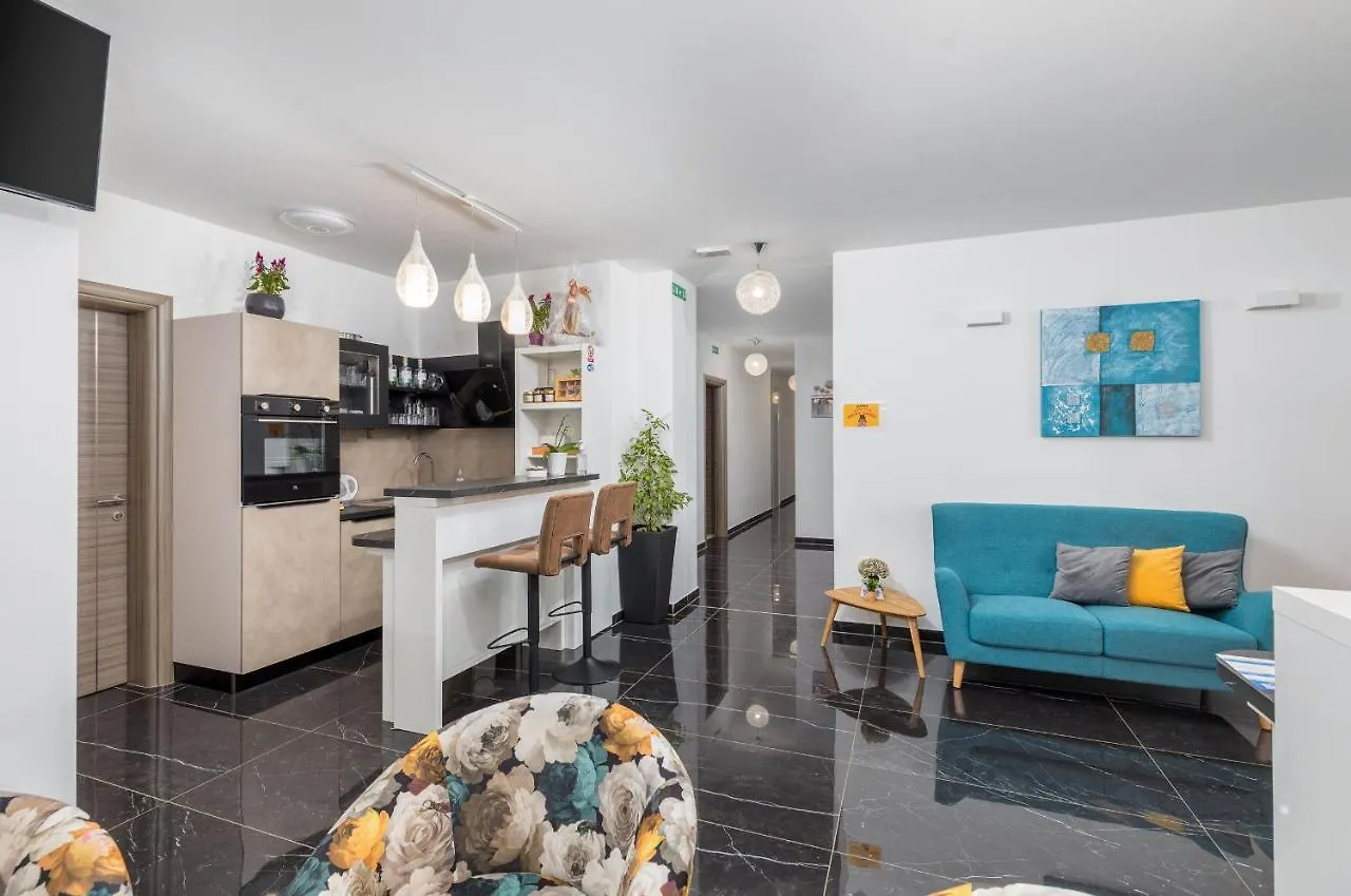 Marine Lux Apartments Pola 0*,