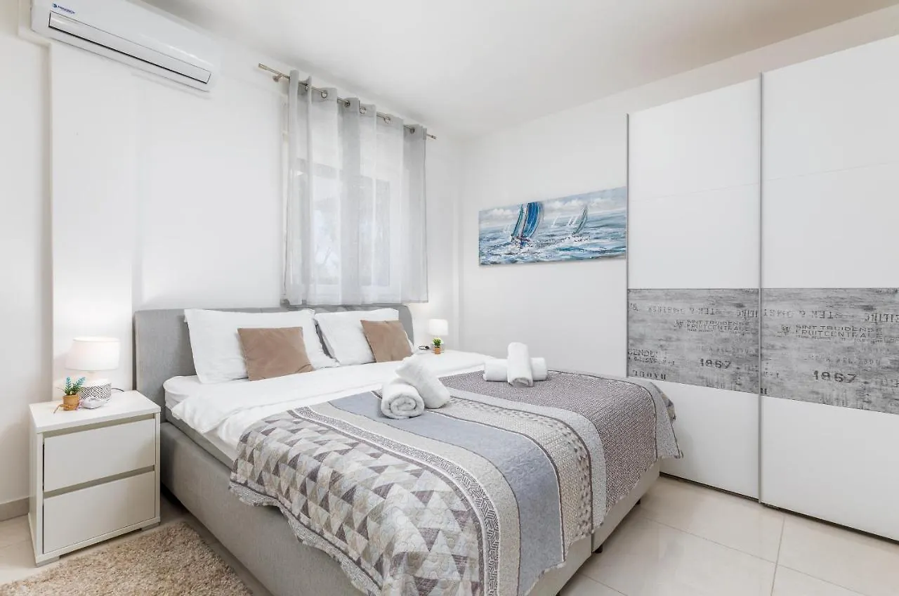 Marine Lux Apartments 普拉